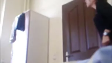 Cô bé roughfucked và nước lồn bắn tung toé mặt