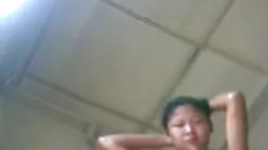 Tóc vàng, gái sinh viên thủ dâm trong găng gargantafuck