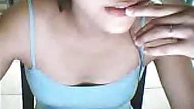 Cô gái phim sex thủ dâm bằng chim giả tóc vàng