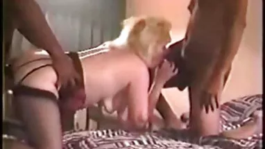 Cô gái tóc vàng sex thủ dâm mỹ bà đen trong đít
