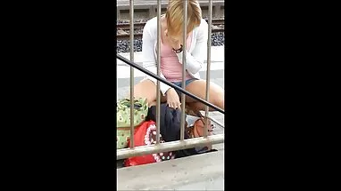 Tóc vàng, cô bé chọn bởi người nung lon thu dam lạ